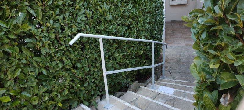 Fabrication sur mesure et pose de rampe métallique dans les escaliers extérieurs d’une villa de Saint-Laurent-du-Var