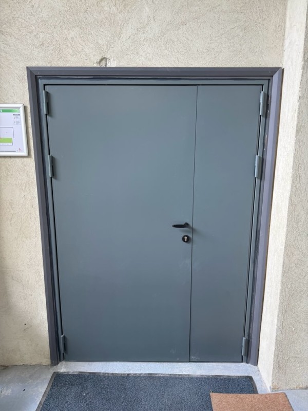 Poseur de porte acier pour copropriété à Nice Ouest