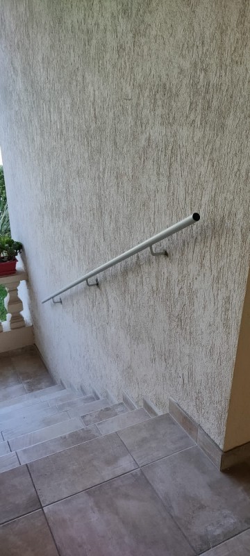 Fabrication sur mesure et pose de rampe métallique dans les escaliers extérieurs d’une villa de Saint-Laurent-du-Var