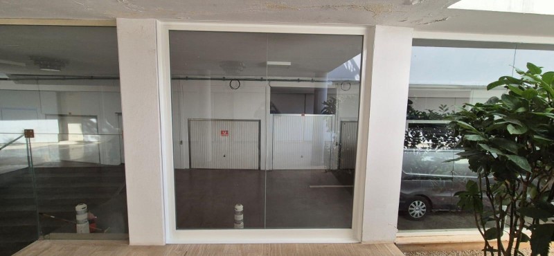 Fabrication et pose de baies vitrées PVC sur mesure de 2m30 X 2m30 dans garage de Copropriété à Beaulieu sur Mer