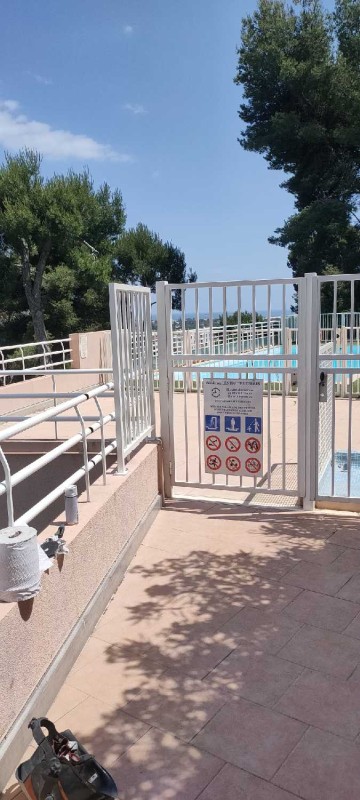 Fabrication et installation de portillons d'accès à une piscine de résidence en acier à Nice Ouest