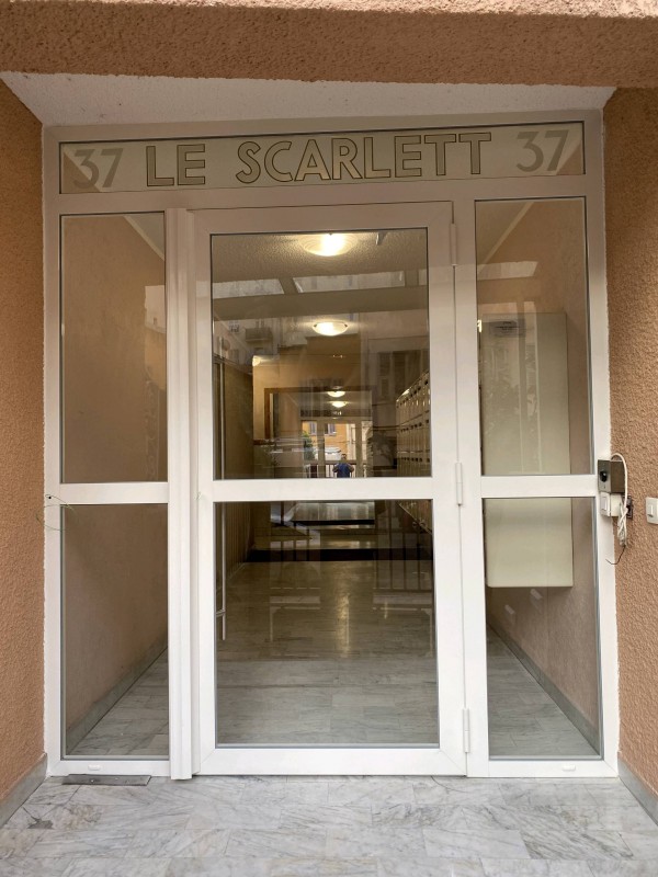 Remplacement d'une porte d'entrée  d'immeuble en aluminium à Nice