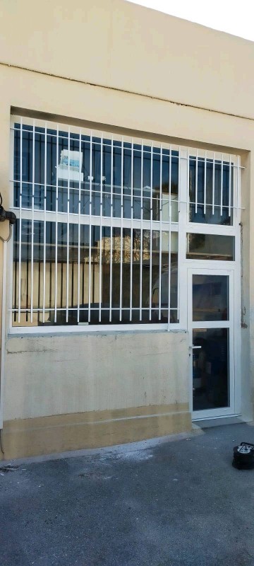 Fabrication et pose de châssis et de grilles en aluminium pour immeubles à Nice Nord
