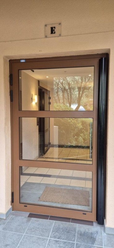 Changement d'un porte d'entrée d'immeuble par une porte en Aluminium sur Mesure avec bandeau ventouse à Saint Laurent du Var