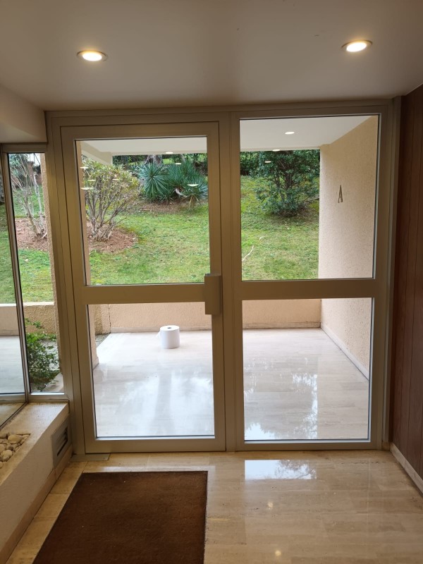 pose de porte d'entrée d'immeuble en alu à Cagnes sur Mer